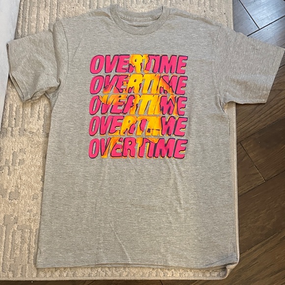 OVERTIME Graphic T Shirt Men's‎ Grey Short Sleeve Crew Neck Size Medium Verified - Picture 4 of 7